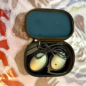 HEADPHONES, brand new.Quietcomfort 25, acoustic noise cancelling.